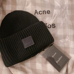 acne pansy beanie in black!